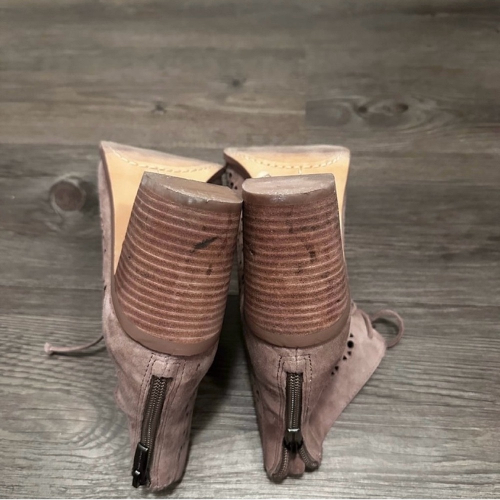 🌻 Tan VINCE CAMUTO Trevan Cutout Lace Up Peep Toe
Ankle Booties - Size 7.5 - Picture 11 of 13